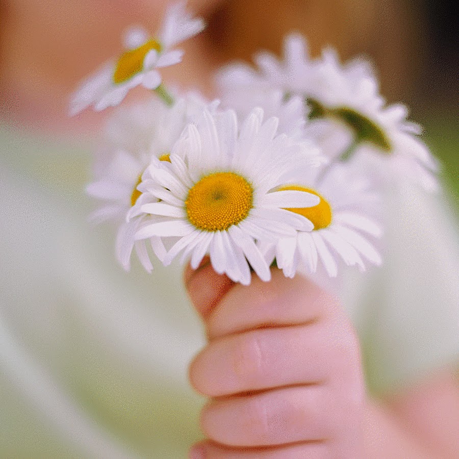Детская рука с цветочком