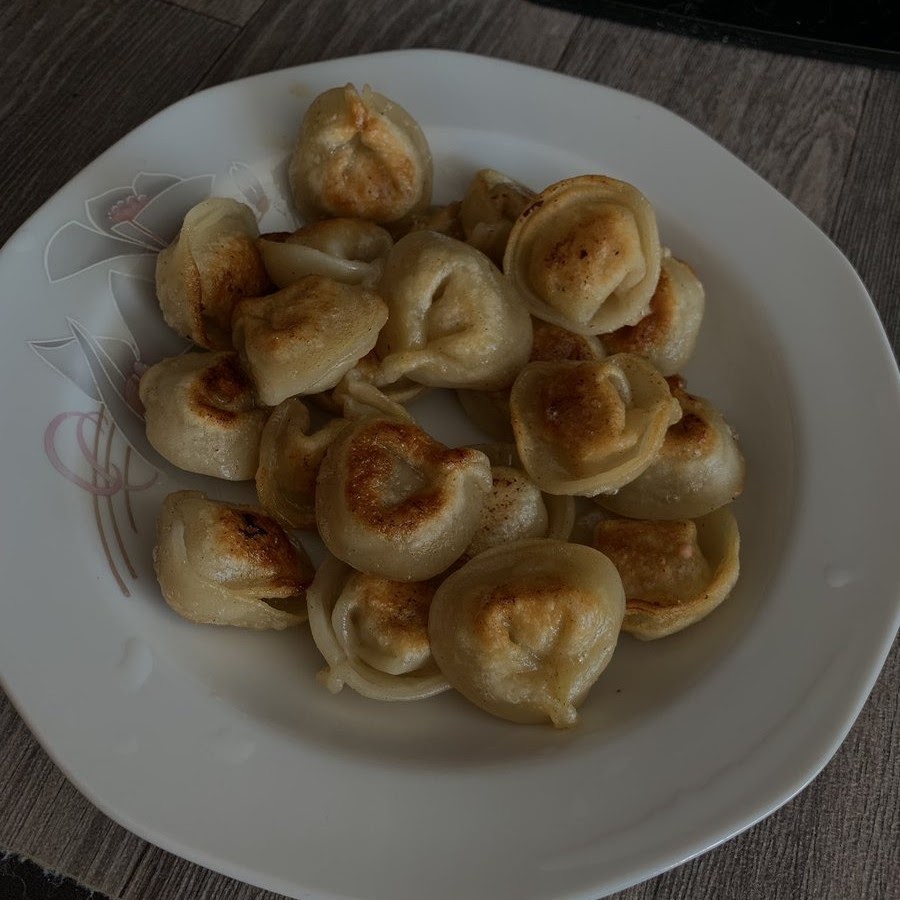 Пельмени жареные на сковороде со сметаной и сыром пошаговый рецепт с фото в домашних условиях