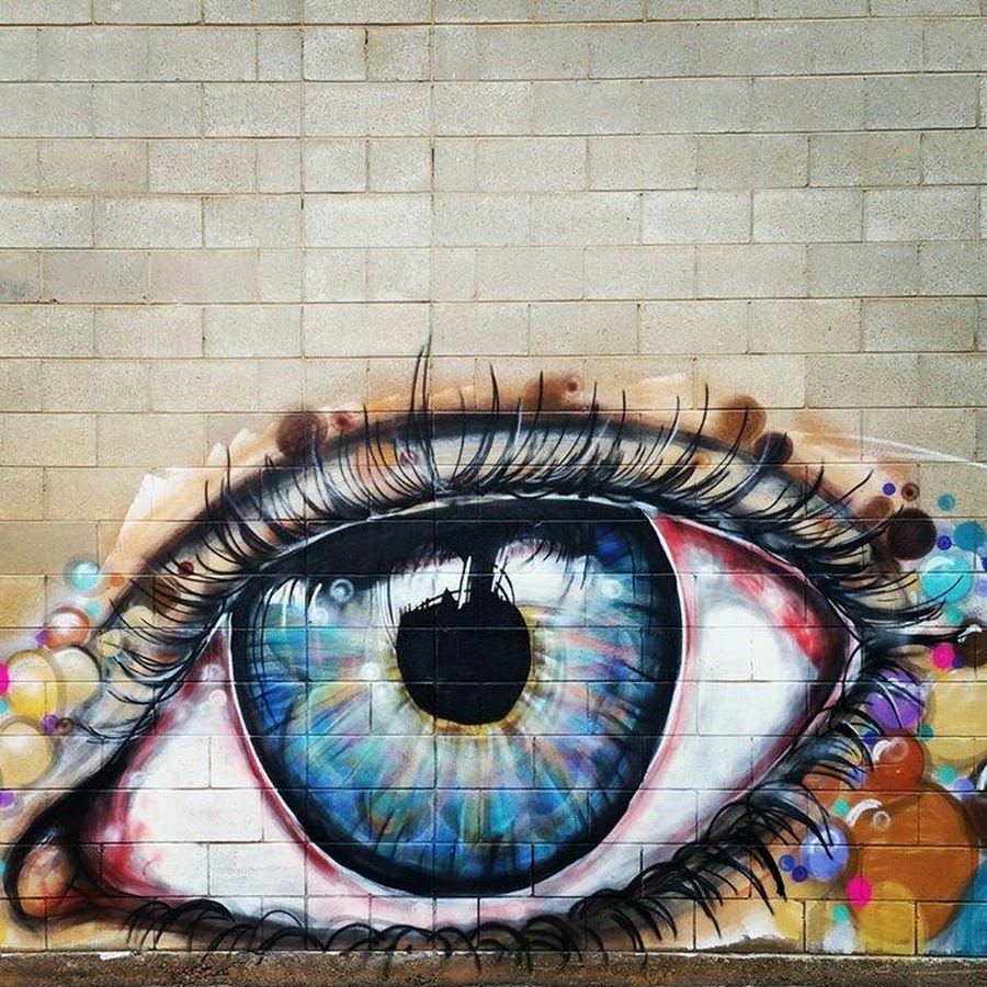 Глаза в стене арт
