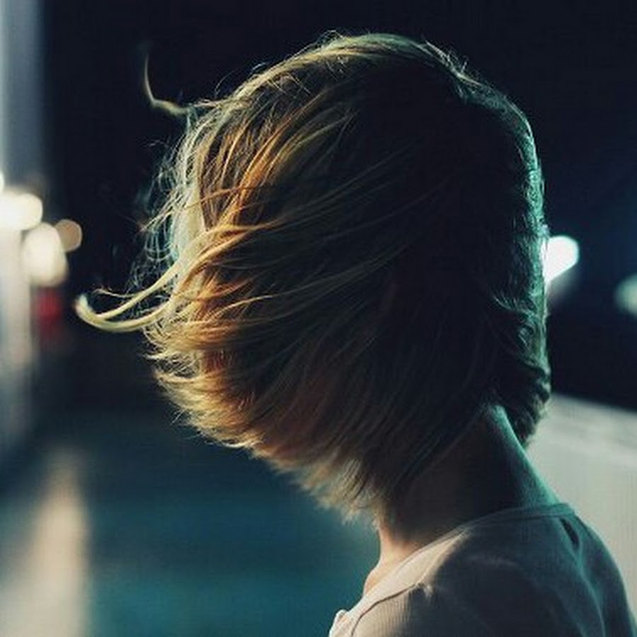Фото девушки спиной с короткими волосами