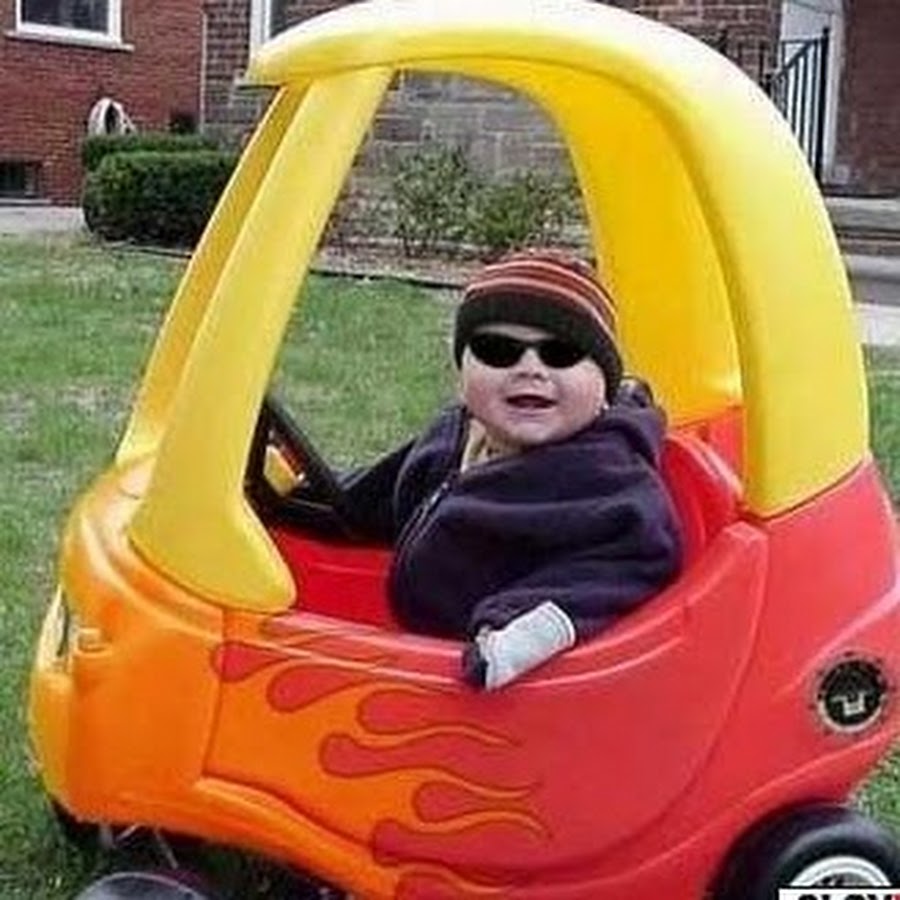 Маленькие машинки ездят. Маленькая машинка. Машина для детей. Смешная детская машина. Маленькая машинка для детей.