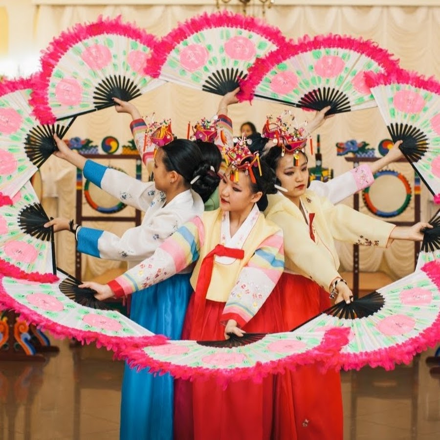 Корейский танец песня. Туруми корейский ансамбль. Корейские танцы. Корейские народные танцы. Корейский национальный танец с веерами.
