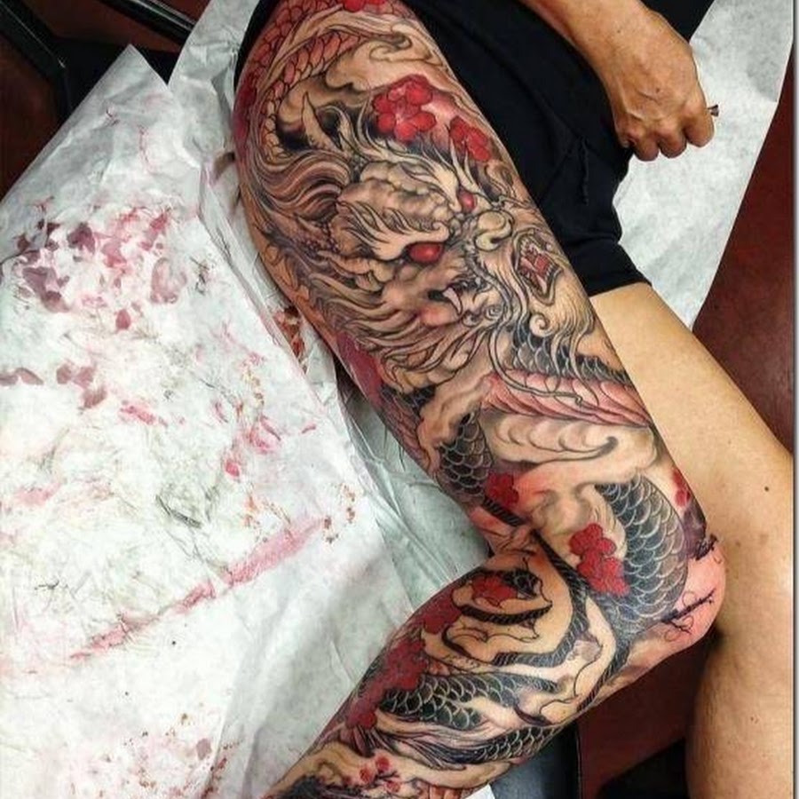 татуировка дракона на ноге мужчины