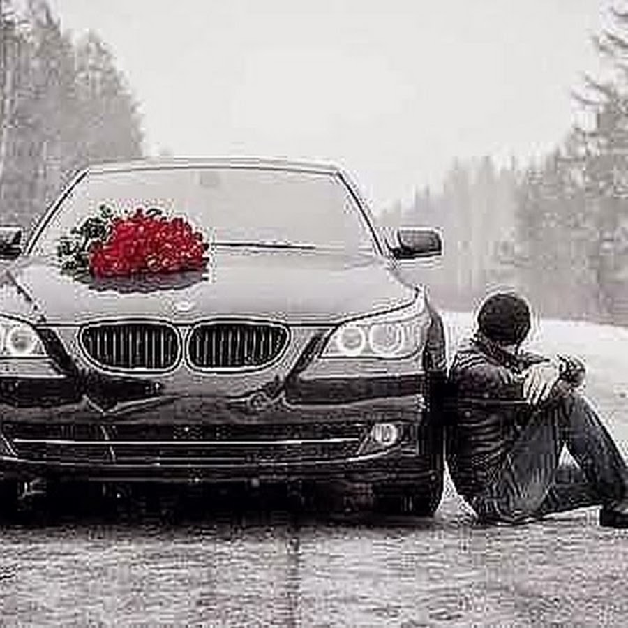 Машина с цветами зимой