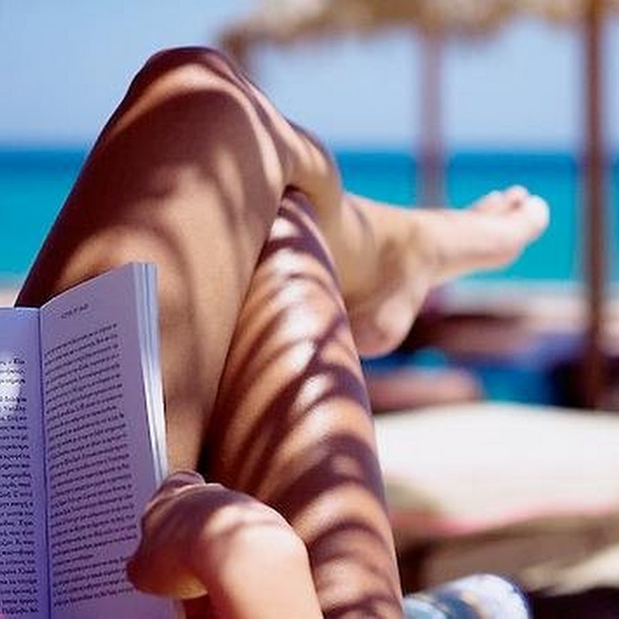 Девушка с книгой на пляже