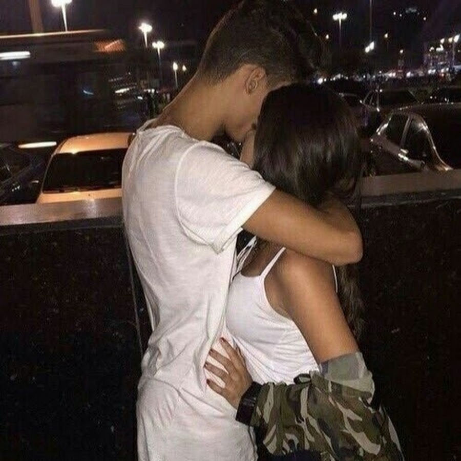 Парень с девушкой обнимаются на улице