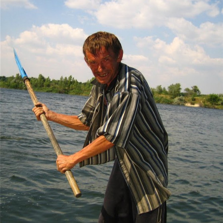 Парень на лодке с веслом
