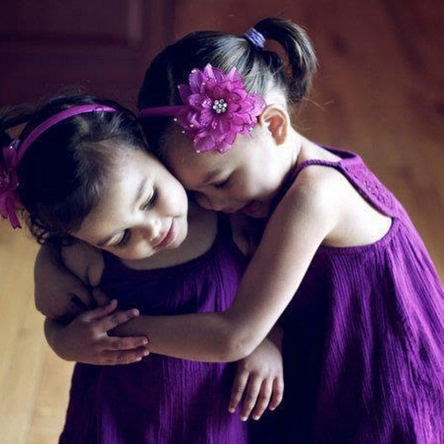 Классные сестренки. Сестренки. Фиолетовый для детей. Сестра лучший друг. Сестры обнимаются.
