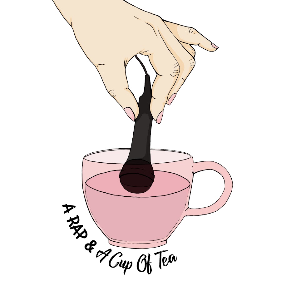 She have a cup of tea. Электрическийичайник смеадрисью a Cup of Tea при закипании меняет цвет.