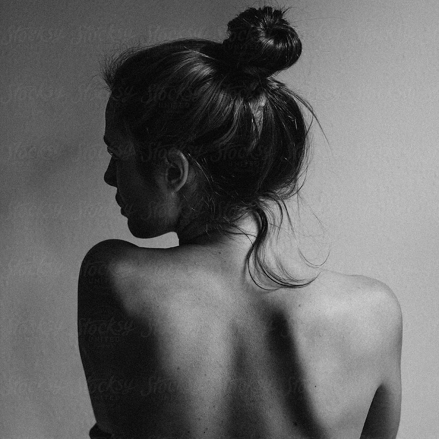 черно белое фото девушки спиной