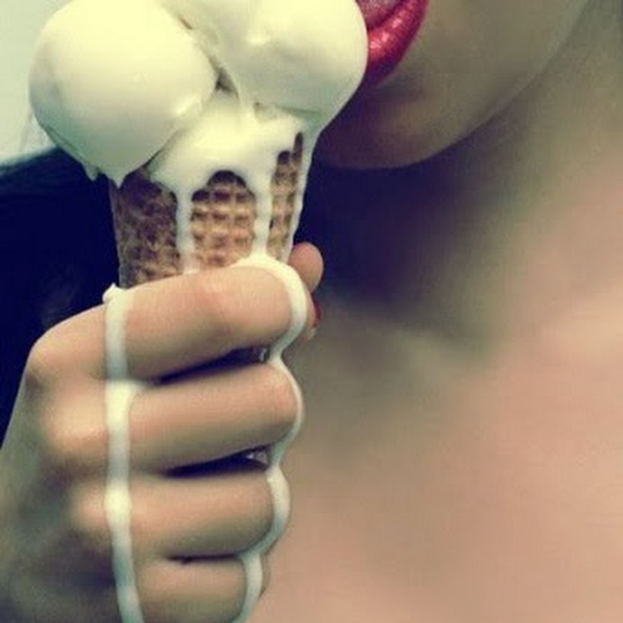 Губы и мороженое. Девушка и мороженое. Облизывает мороженое. Лижет мороженое.