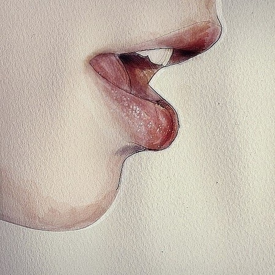 Язык высунутый изо рта. Приоткрытый рот в профиль. Рот на боку. Человек с открытым ртом в профиль. Губы боком.