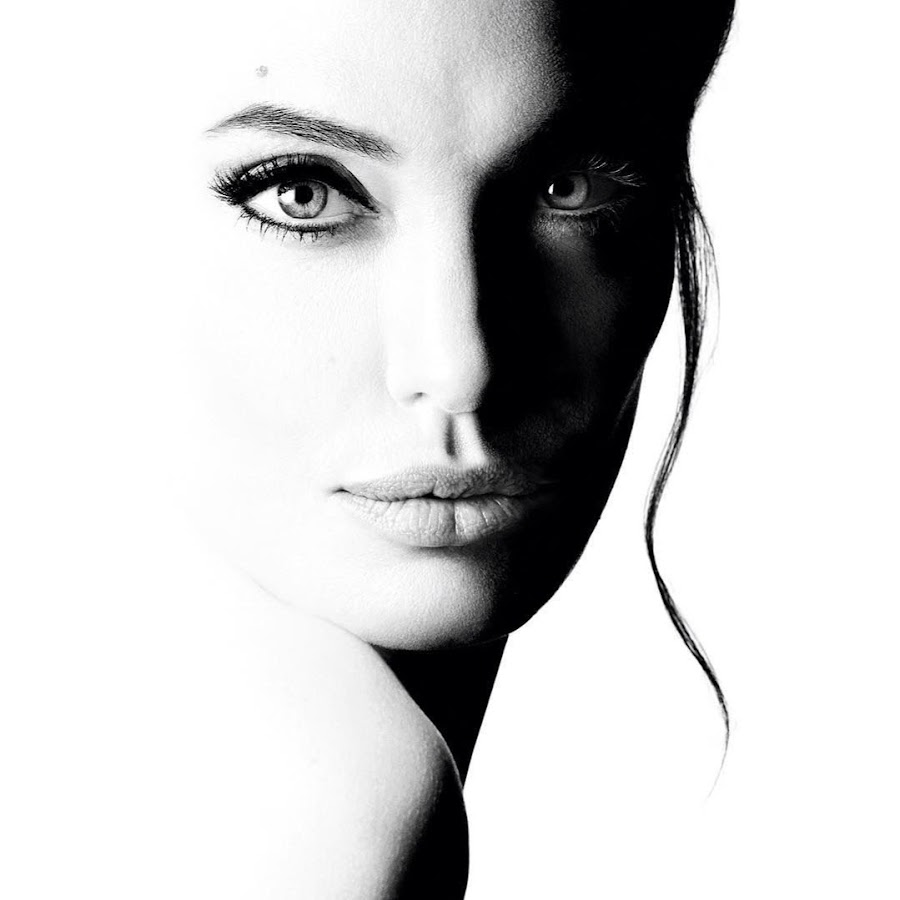 Анжелина Джоли портрет