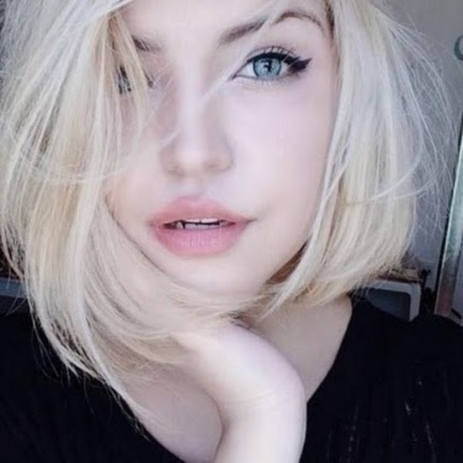 Pale blonde. Девушка с белыми волосами. Девушка с короткими белыми волосами. Блондинка с каре. Белые волосы.