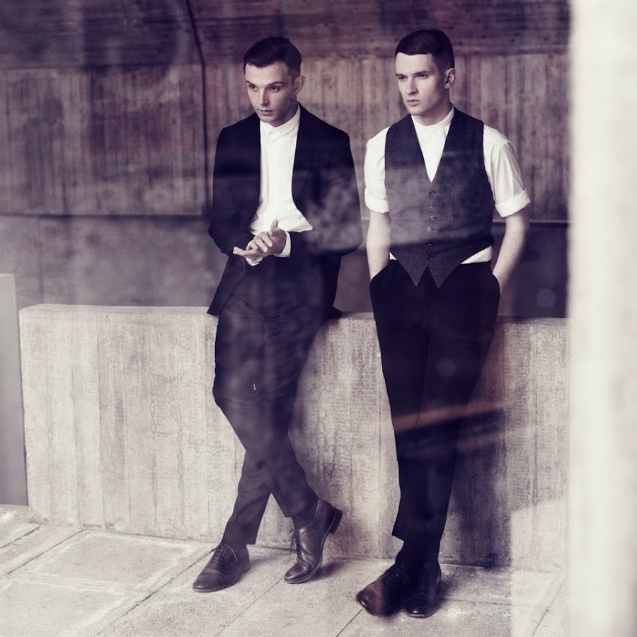 Hurts blind. Тео Хатчкрафт. Hurts Band. Тео Хатчкрафт wonderful Life.