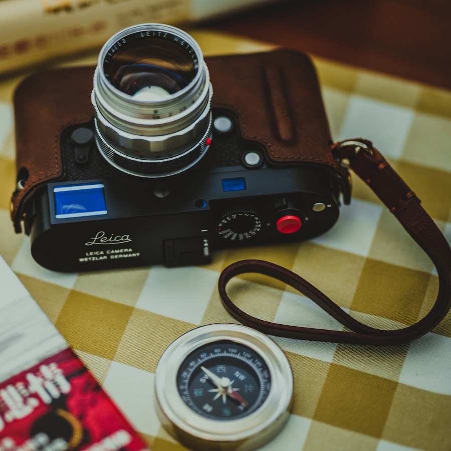 Фотоаппарат в компасе. Compass Camera. Table near Camera.