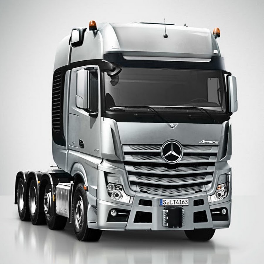 Mb actros axor. Мерседес Актрос тягач. Мерседес Актрос трал. Водитель седельного тягача. Первый тягач Мерседес.