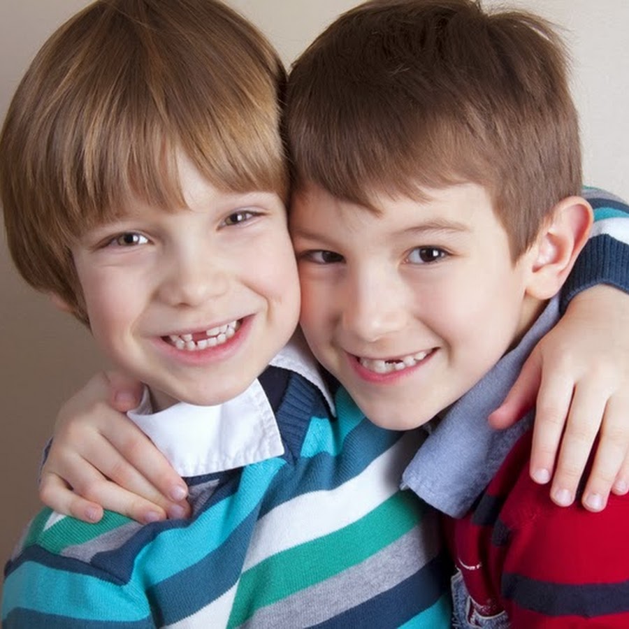 Lovely kids. Друзья мальчики. Дружба мальчиков. Два мальчика. Два друга мальчика.