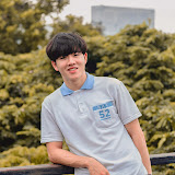 Жігіт жасырын камераға қарап тұр.