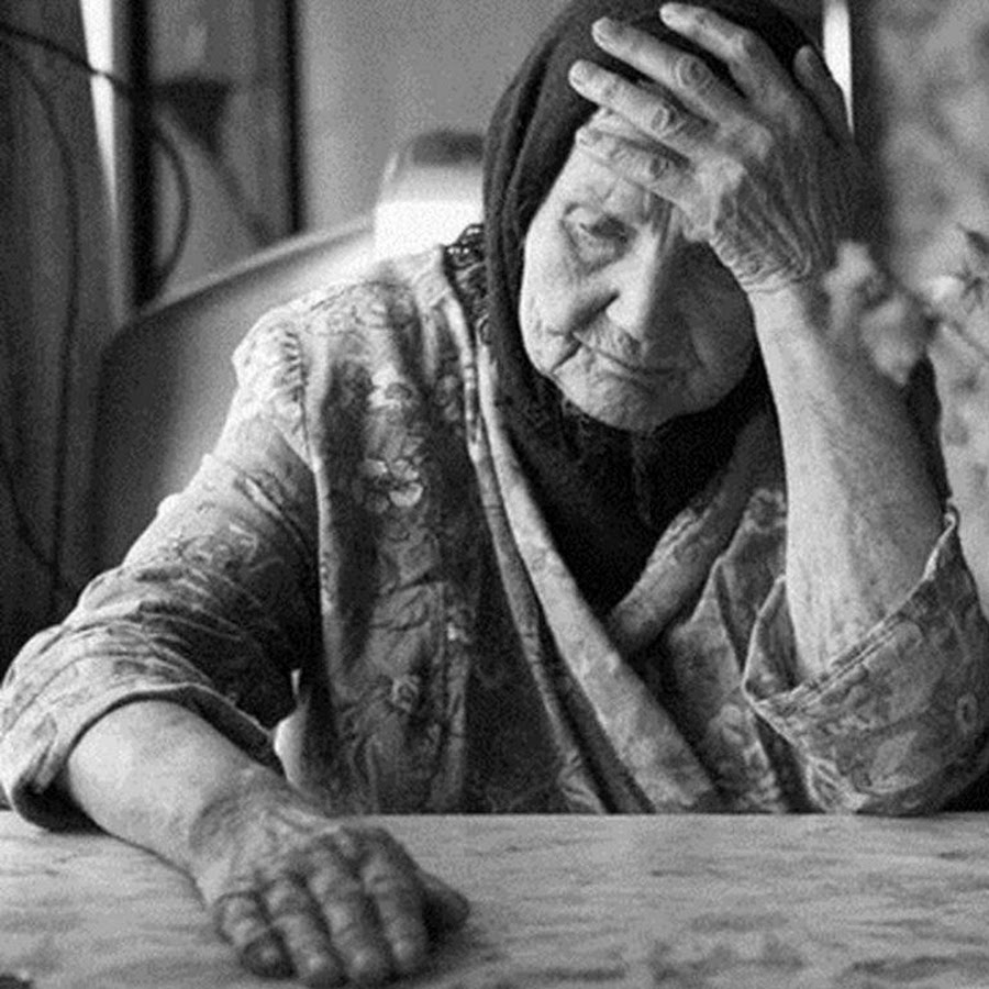 Мама ждет сына. Ты ошибка природы. Обидел бабушку что делать. Люди обижают бабушек. Плачущие бабушки.