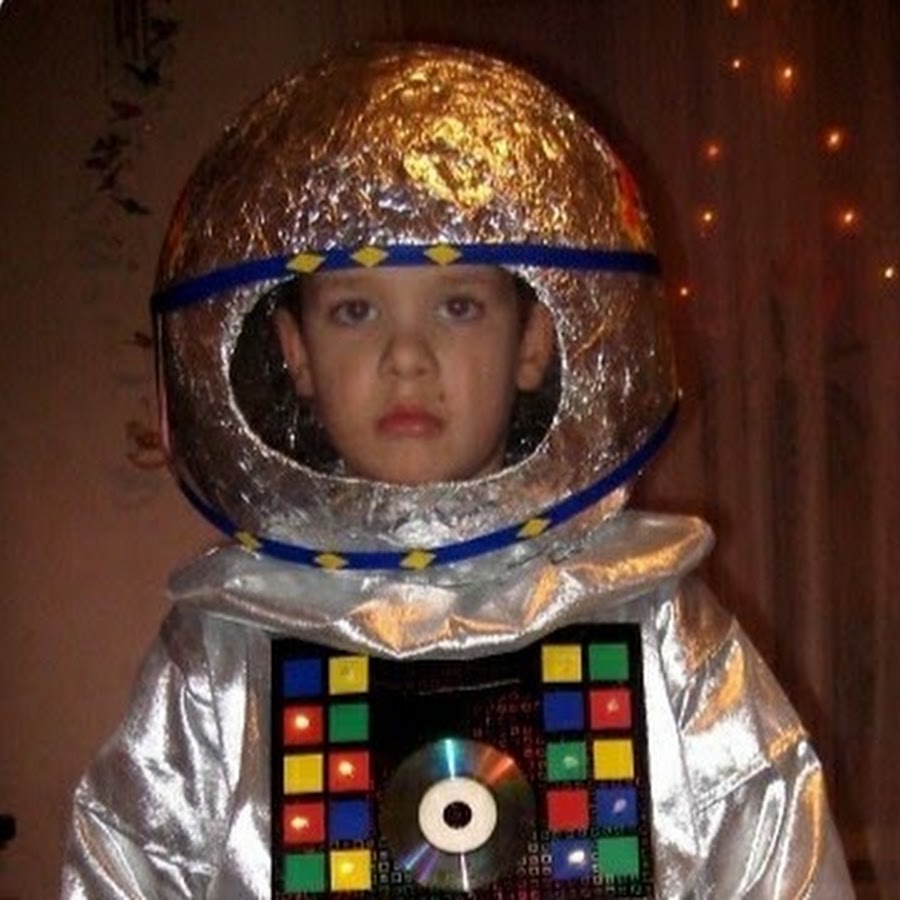 Шлем ко дню космонавтики. Космический костюм. Костюм Космонавта. Детский костюм космонавт. Костюм на день космонавтики.