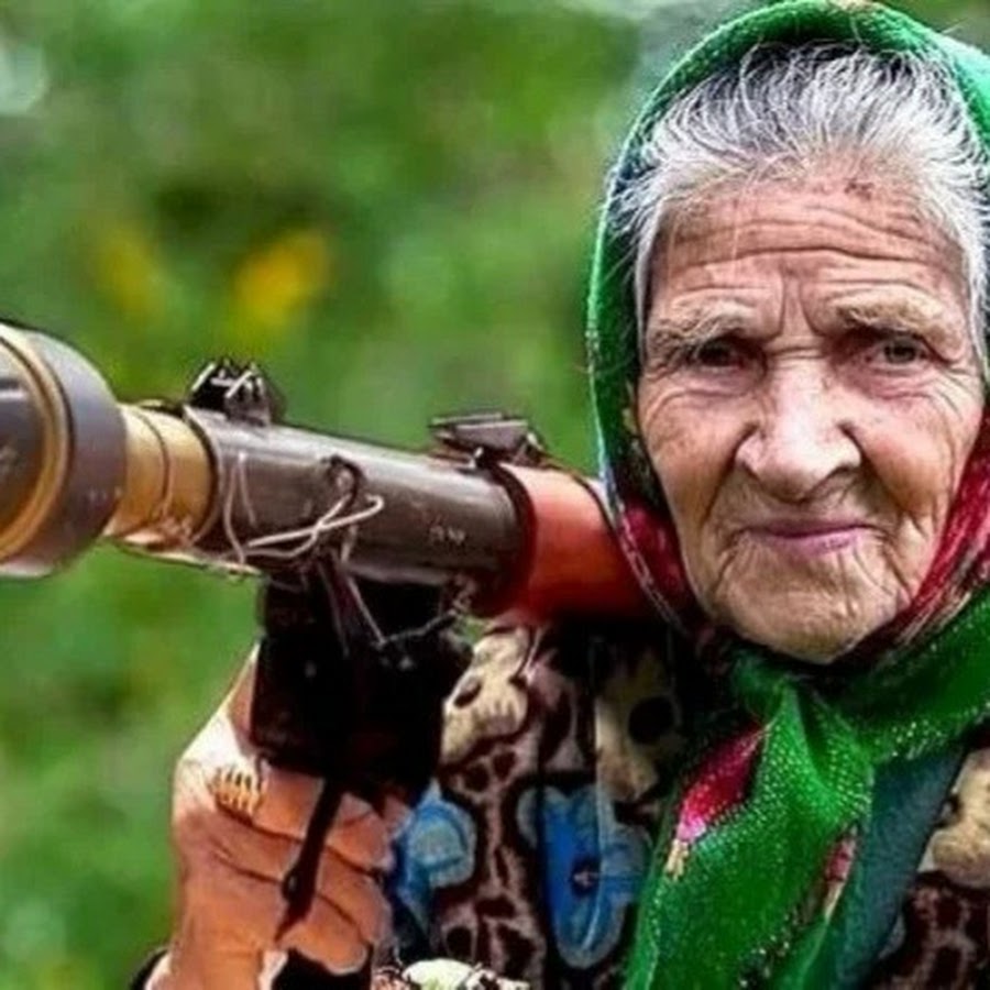Лапшевня бабули хо. Старушка с ружьем. Бабушка с РПГ. Бабуля с оружием. Бабка с пулеметом.