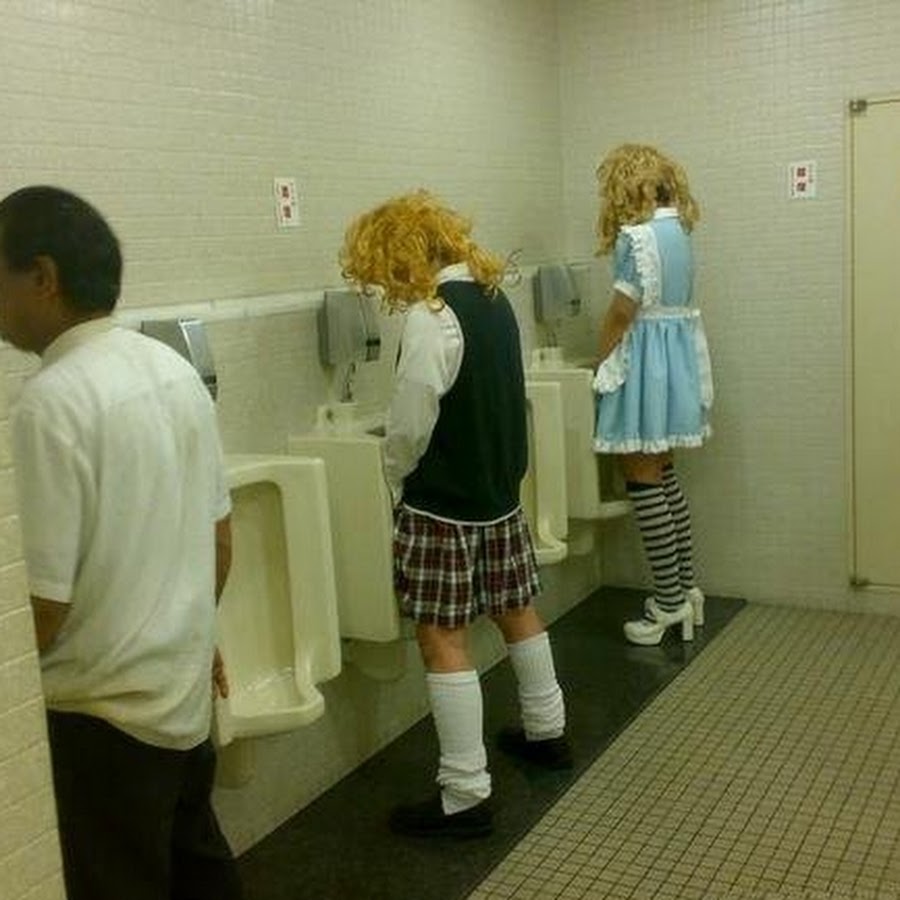 Ученики в школе туалеты
