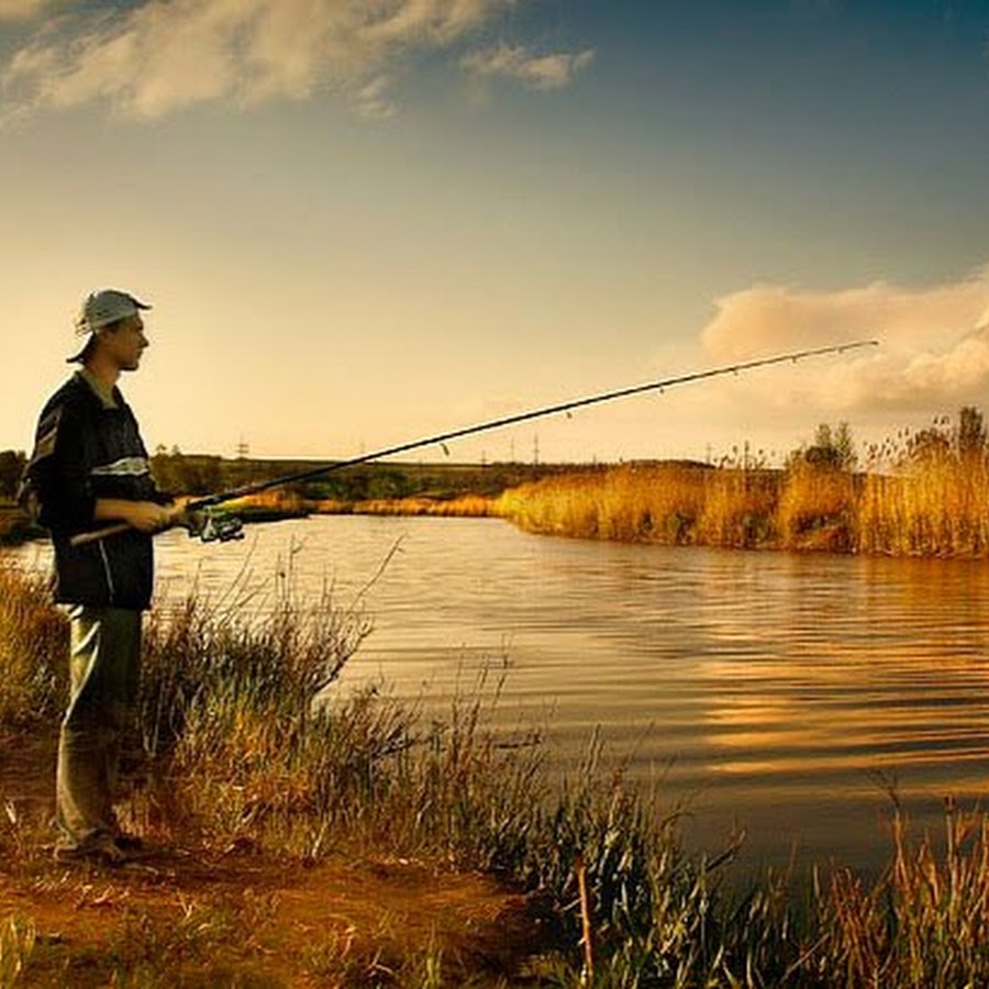 Сказать рыбалку. Пейзаж с рыбаком. Красивые пейзажи на рыбалке. Рыбак на озере. Удочка и пейзаж.