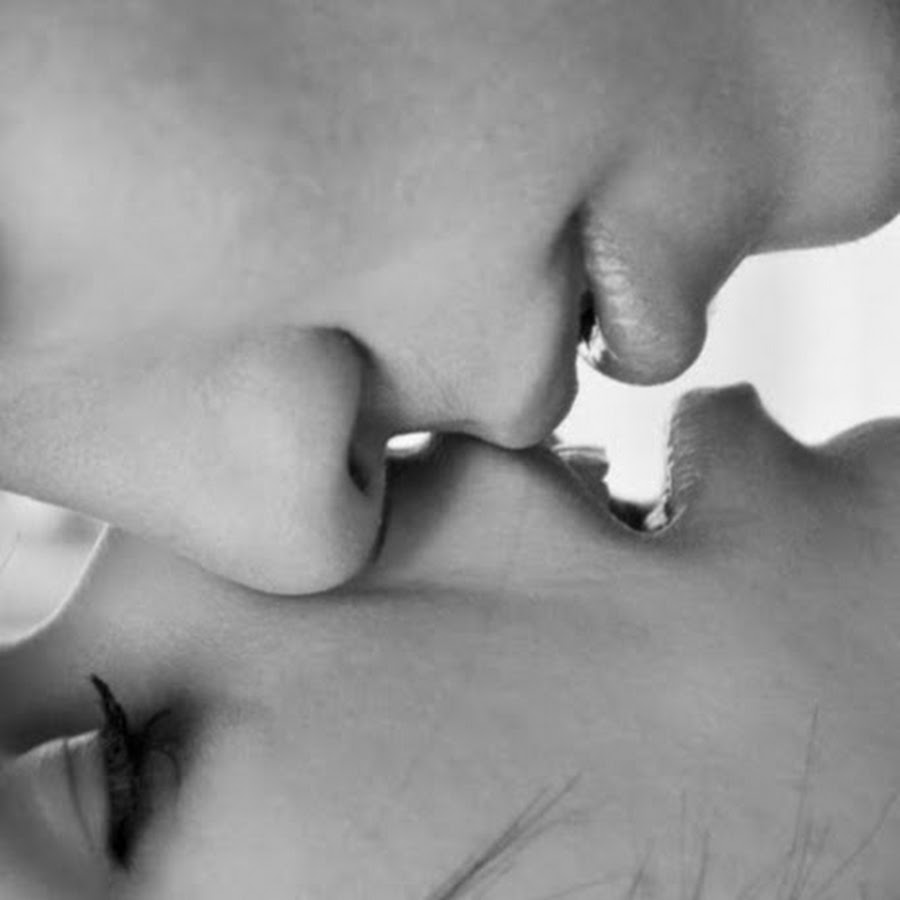 Кусание сосков. Красивый поцелуй в губы. Сладкий поцелуй. Страстные губы. Целующие губы.