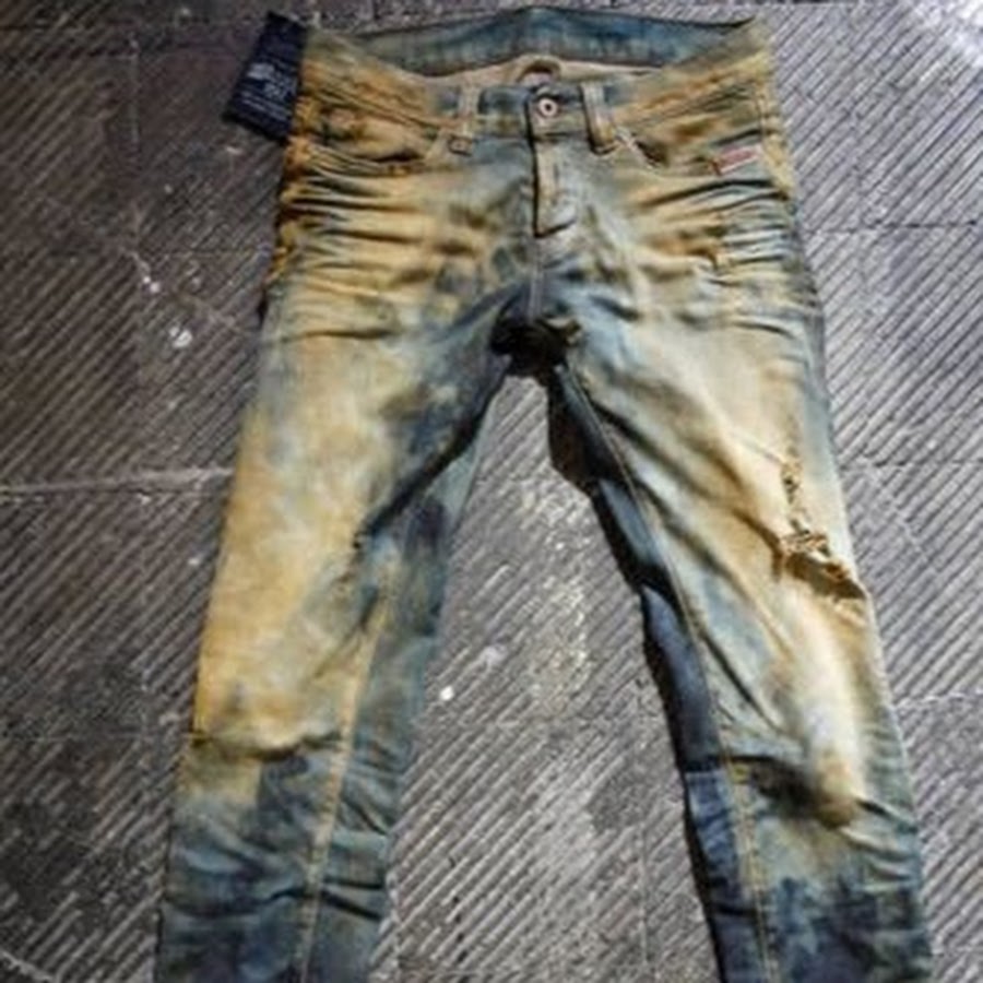 Джинсы грязного цвета. Грязные джинсы. Поношенные джинсы. Старые грязные джинсы. Старые штаны.