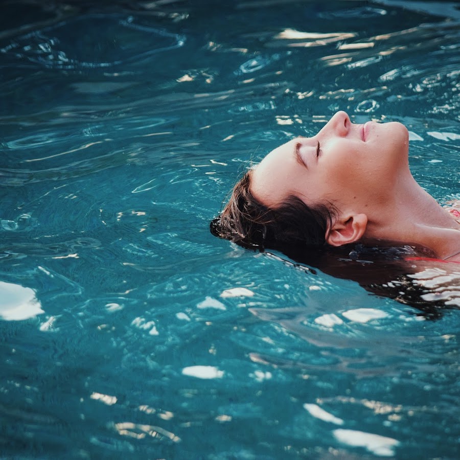 Музыка для купания. Беременность и флоатинг. Девушка в воде. Девушка плывет в море. Девушка плавает в бассейне.