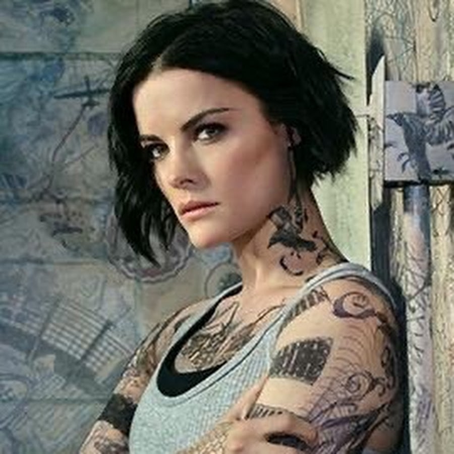 Джейн доу это. Джейми Александер слепая зона. Jaimie Alexander короткая стрижка. Джейми Александер. Jane Doe.