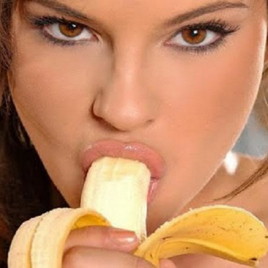 Фотосессия с бананом. Девушка ест банан. Красотка с бананом во рту. Красавица с бананом.