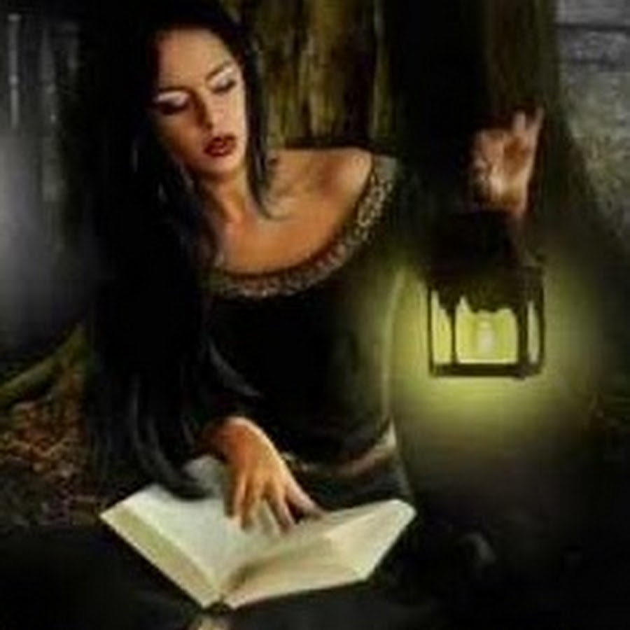 Украсть ведьму читать. Ведьма читает. Девушка превращается в ведьму. Салон ведьмы.