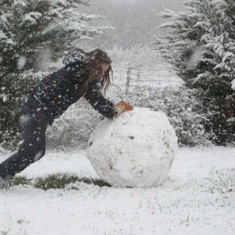 Кинул в сугроб. Кидаются снежками. Подбрасывает снег. Девушка подкидывает снег. Бросает снежок.