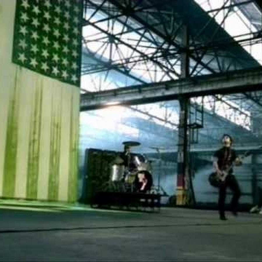 Клип green. Green Day American Idiot клип. Зеленый в клипах. Грин дей клипы. Рок группа клип в зеленых тонах.