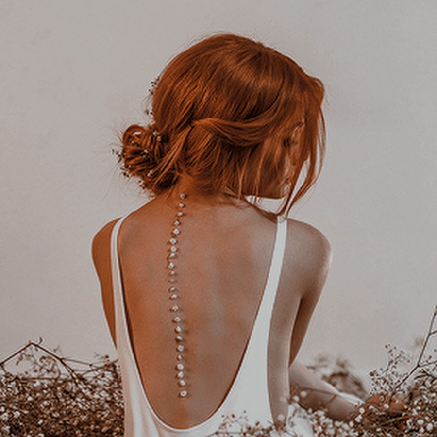 фото рыжеволосой женщины со спины