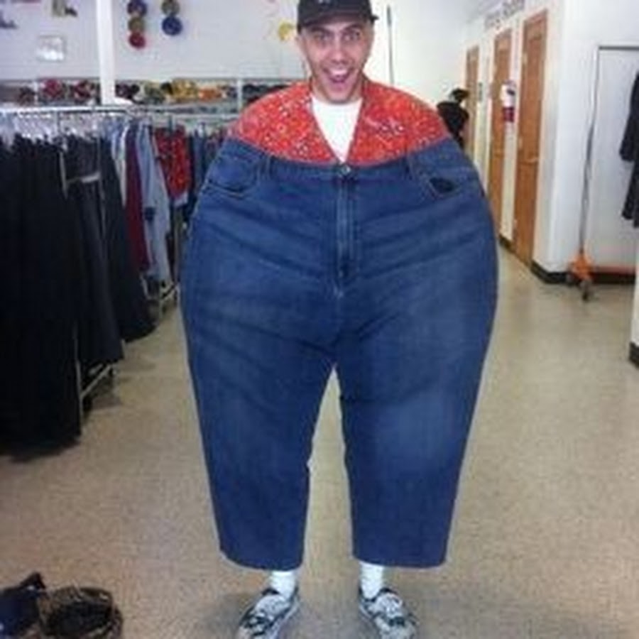 Одежда самого большого размера. Огромные штаны. Смешные мужские штаны. Убогие джинсы. Огромные шаровары.
