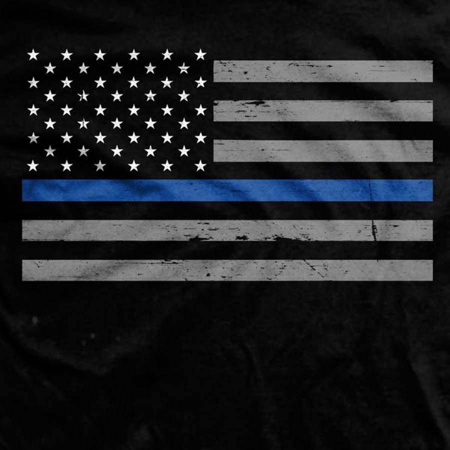 Thin Blue line флаг. Police Blue line флаг USA. Флаг американской полиции. Флаг с голубыми линиями. На борту холера бело синий флаг