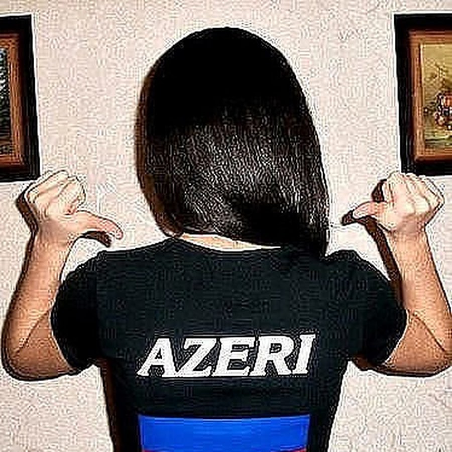 Азер где. Девушка с азербайджанским флагом. Азербайджанка футболка. Футболка я азербайджанец. Я азербайджанка футболка.