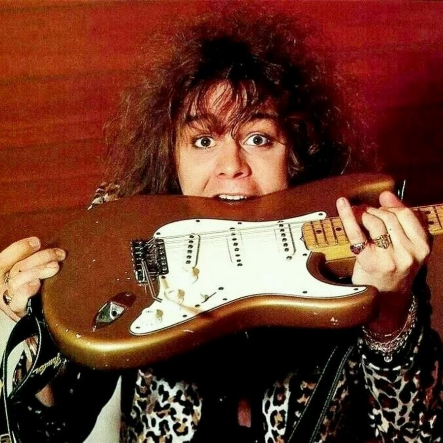 Yngwie malmsteen википедия. Ингви Мальмстин. Ингви Мальмстин стратокастер. Ингви Мальмстин гитара. Yngwie Malmsteen с гитарой.