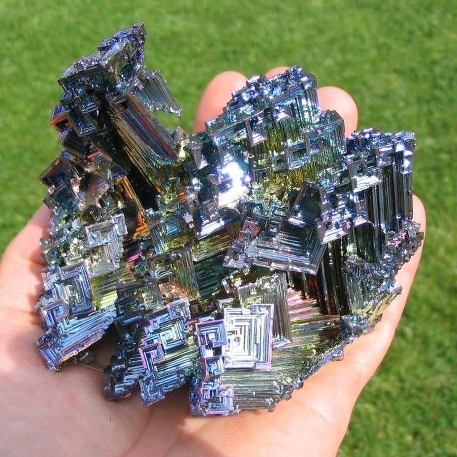 газон для визуализации. декоративное освещение водоема. Bebionic протезы. нейробионика протезы. робот андроид asimo.