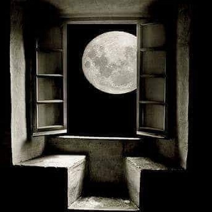 Луна заглядывает в окно. Луна в окне. Лунный свет в окне. Свет Луны в окно. Отражение Луны в окне.