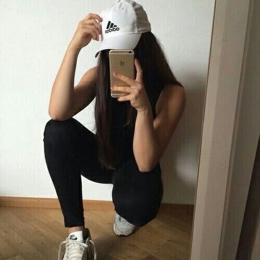 Спортивная девочка селфи