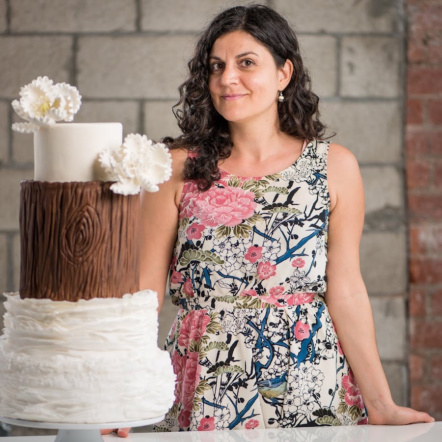 How To Dowel and Stack Cakes : Simple Tips For A Cake Decorating Beginner 