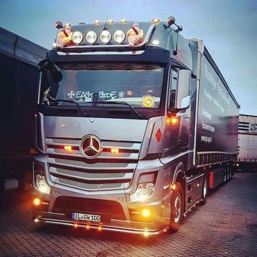 Огни автопоезда. Мерседес Бенц Актрос. Mercedes-Benz Actros 5. Тюнингованный Мерседес Актрос. Фура Мерседес Актрос.