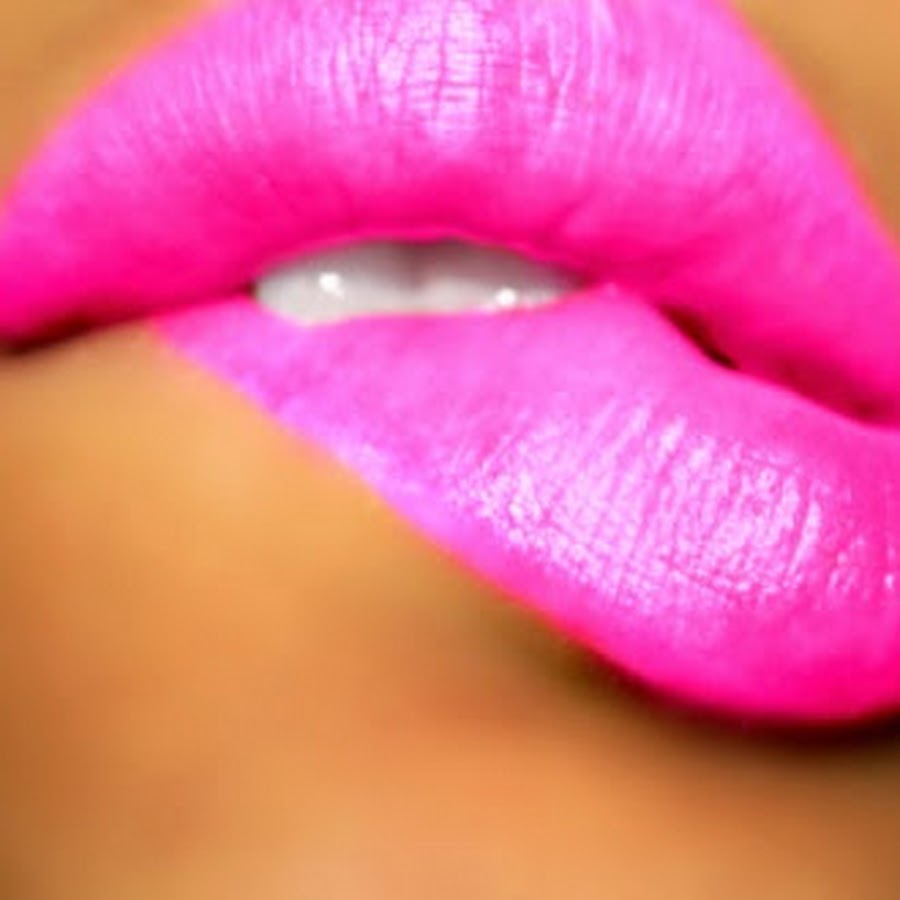 Пирсинг губы кольцо посередине. Помада с эффектом зацелованных губ. Макияж губ эффект зацелованных губ. Девушка закусила губку. Under lip.