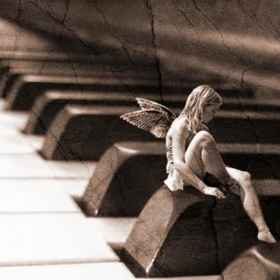 Душа фортепиано. Ангел сидит. Женщина на рояле. Рояль и любовь. Песня но в душе в неглиже