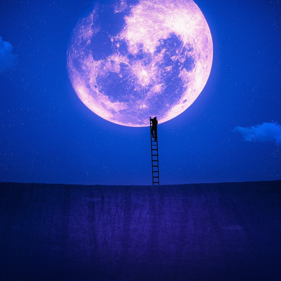 Есть синяя луна. Синяя Луна. Синяя и красная Луна. Луна светло синяя. Голубая Луна космос.