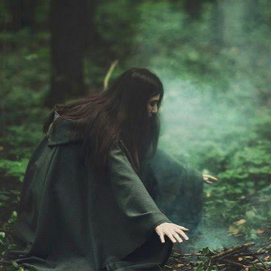 Рассказ лесная ведьма часть 3. Лесная ведьма. Девушка в лесу. Ведьма фотосессия. Образ Лесной ведьмы.